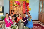 Chị Kiều Phương (thứ 2 từ trái sang) cùng cộng đồng người Việt tại thành phố Cape Town (Nam Phi) cùng gói bánh chưng, bánh tét nhân dịp Tết Nhâm Dần 2022. (Ảnh: TTXVN phát) 