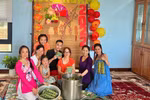 Chị Kiều Phương (thứ 2 từ trái sang) cùng cộng đồng người Việt tại thành phố Cape Town (Nam Phi) cùng gói bánh chưng, bánh tét nhân dịp Tết Nhâm Dần 2022. (Ảnh: TTXVN phát) 