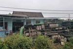 Quảng Trị: Xe container mất lái lao vào nhà dân, 1 người bị thương
