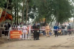 Một chốt kiểm soát tại một lối vào của xã Sơn Lôi, huyện Bình Xuyên, ngăn không cho người và phương tiện ra vào xã. (Ảnh: Hoàng Hùng/TTXVN)