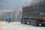 Xe hàng tại cửa khẩu Tân Thanh chuẩn bị xuất hàng sang Trung Quốc. (Ảnh: Quang Duy/TTXVN)