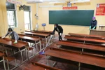Dọn dẹp, tổng vệ sinh toàn diện cơ sở vật chất tại Trường THCS Lương Thế Vinh, huyện Đan Phượng. (Ảnh: Thanh Tùng/TTXVN)