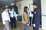 Đo nhiệt độ cho công nhân trước khi vào làm việc tại Công ty TNHH sản xuất hàng may mặc Việt Nam (TAL), khu công nghiệp Bá Thiện 2 (huyện Bình Xuyên). (Ảnh: Hoàng Hùng/TTXVN)