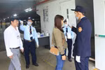 Đo nhiệt độ cho công nhân trước khi vào làm việc tại Công ty TNHH sản xuất hàng may mặc Việt Nam (TAL), khu công nghiệp Bá Thiện 2 (huyện Bình Xuyên). (Ảnh: Hoàng Hùng/TTXVN)