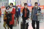 Hành khách sử dụng khẩu trang phòng chống dịch bệnh khi tham gia các phương tiện công cộng tại sân bay quốc tế Nội Bài (ảnh chụp sáng 14/2/2020). (Ảnh: Nhật Anh/TTXVN)