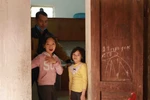 Hai cháu bé nhà anh Đặng Văn Long thôn Bá Cầu xã Sơn Lôi được cách ly tại nhà. (Ảnh: Hoàng Hùng/TTXVN)