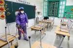 Trường THCS Trưng Vương, quận Hoàn Kiếm tiến hành phun thuốc khử khuẩn trong sáng ngày 14/2. (Ảnh: Thanh Tùng/TTXVN)