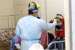 Nhân viên y tế kiểm tra thân nhiệt cho các ca bệnh đang được cách ly theo dõi nCoV tại Trung tâm Y tế Bình Xuyện (ảnh chụp chiều 7/2). (Ảnh: Dương Ngọc/TTXVN)