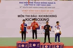 Trao huy chương cho các vận động viên nội dung Lowkick hạng dưới 60kg. Vận động viên Nguyễn Quang Huy (Việt Nam) giành huy chương Vàng. (Ảnh: Vũ Sinh/TTXVN)
