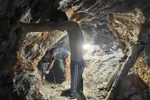 Những phu vàng làm việc trong các hầm đào vàng sâu hun hút tại điểm Nậm Khá, xã Mù Cả, huyện Mường tè, tỉnh Lai Châu. (Ảnh: PV TTXVN tại Lai Châu)