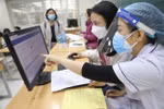 Khu vực nhập liệu, đưa thông tin của người được tiêm vaccine phòng COVID-19 lên hệ thống, khâu quan trọng trong việc cấp hộ chiếu vaccine. (Ảnh: Minh Quyết/TTXVN)