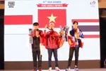 Vận động viên Phan Văn Đông (giữa) giành huy chương Vàng nội dung PUBG Mobile cá nhân; vận động viên Alan Raynold Kumaseh của Indonesia (trái) giành huy chương Bạc và vận động viên Thái Lan Purin Rongkhankaew (phải) giành huy chương Đồng. (Ảnh: Minh Đông/