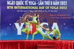 Tiết mục Yoga đồng đội do các vận động viên đoạt huy chương Vàng Giải vô địch Yoga quốc gia thực hiện. (Ảnh: Trung Kiên/TTXVN)