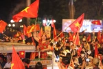 Người dân Thủ đô đổ ra đường chúc mừng chiến thắng của đội tuyển U23 Việt Nam tại SEA Games 31. (Ảnh: Khánh Hòa/TTXVN)