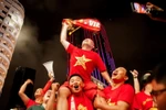Người hâm mộ Thành phố Hồ Chí Minh ăn mừng chiến thắng của U23 Việt Nam. (Ảnh: Hồng Đạt/TTXVN)