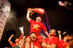 Người hâm mộ Thành phố Hồ Chí Minh ăn mừng chiến thắng của U23 Việt Nam. (Ảnh: Hồng Đạt/TTXVN)