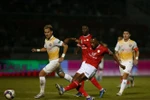 Pha tranh bóng giữa đội bóng Câu lạc bộ Thành phố Hồ Chí Minh (áo đỏ) và Bình Định (áo trắng vàng). (Ảnh: Thanh Vũ/TTXVN)