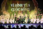 Chương trình biểu diễn nghệ thuật chào mừng Lễ kỷ niệm 60 năm Ngày truyền thống lực lượng cảnh sát nhân dân. (Ảnh: Phạm Kiên/TTXVN)