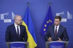 Thủ tướng Ukraine Denys Shmyhal (trái) và Ủy viên châu Âu phụ trách kinh tế Valdis Dombrovskis sau khi ký thỏa thuận hỗ trợ tài chính vĩ mô ở Brussels, Bỉ ngày 23/7/2020. (Ảnh: AFP/TTXVN)