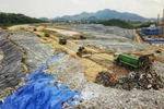 Hàng chục xe rác nối đuôi chờ đổ rác tại Bãi rác Nam Sơn. (Ảnh: Thành Đạt/TTXVN)