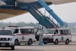 Sau khi xuống máy bay, các công dân được ôtô chuyên dùng đưa về cơ sở cách ly y tế. (Ảnh: Thành Đạt/TTXVN)