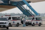 Sau khi xuống máy bay, các công dân được ôtô chuyên dùng đưa về cơ sở cách ly y tế. (Ảnh: Thành Đạt/TTXVN)