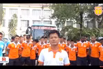 Giám đốc kỹ thuật Nguyễn Văn Sỹ cùng cầu thủ câu lạc bộ Nam Định cúi đầu xin lỗi các cổ động viên bị ảnh hưởng bởi sự cố pháo sáng. (Ảnh chụp màn hình)