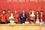 Thủ tướng trao quà cho đội tuyển bóng đá nữ và U22 Việt Nam 