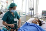 Bệnh nhân P.V.T đang được điều trị tại Khoa Hồi sức cấp cứu - Bệnh viện Chợ Rẫy. (Ảnh: Đinh Hằng/TTXVN phát)