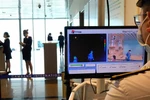 Khu vực đo thân nhiệt và kiểm tra y tế đối với hành khách quốc tế đến sân bay Cam Ranh (Khánh Hòa). (Ảnh: Nguyễn Dũng/TTXVN)