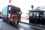 Xe hàng qua Cửa khẩu Kim Thành. (Ảnh: Quốc Khánh/TTXVN)