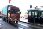 Xe hàng qua Cửa khẩu Kim Thành. (Ảnh: Quốc Khánh/TTXVN)