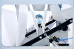 Công nhân làm việc tăng ca để sản xuất trang phục bảo hộ y tế tại Công ty công nghệ y tế ở Hồ Châu, tỉnh Chiết Giang, Trung Quốc. (Ảnh: THX/TTXVN)