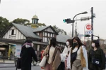 Người dân đeo khẩu trang phòng tránh lây nhiễm dịch COVID-19 tại Tokyo, Nhật Bản. (Ảnh: THX/TTXVN)