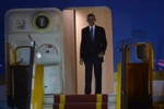Tổng thống Barack Obama đến sân bay quốc tế Nội Bài. (Nguồn: AFP/TTXVN) 