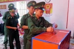 Cán bộ, chiến sĩ Đồn Biên phòng Văn Lý, tỉnh Nam Định bỏ phiếu bầu cử. (Ảnh: Văn Đạt/TTXVN)