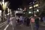 Chiếc xe tải lao thẳng vào người dân. (Nguồn: LiveLeak)