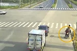 Bà mẹ vô tình bỏ rơi con trong lúc chờ đèn đỏ. (Nguồn: CCTV)
