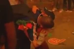 Cổ động viên Pháp ôm chầm lấy cậu bé. (Nguồn: YouTube)