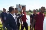 Ronaldo mang micro của phóng viên xuống hồ. (Nguồn: cmjorna)