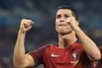 Cristiano Ronaldo vui mừng sau khi thực hiện thành công cú sút luân lưu đầu tiên cho đội Bồ Đào Nha. (Nguồn: AFP/ TTXVN)
