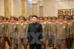 Nhà lãnh đạo Kim Jong-un và các Tướng lĩnh quân đội viếng cố lãnh tụ Kim Jong-il và Kim Nhật Thành tại Cung điện Mặt Trời. (Nguồn: AFP/TTXVN) 