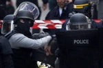 Cảnh sát Pháp đấu súng với những kẻ khủng bố trong một cuộc đột kích. (Nguồn: AP)