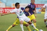 Pha tranh bóng trong trận đấu giữa Hà Nội T&T và XSKT Cần Thơ. (Ảnh: Quốc Khánh/TTXVN)