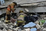 Công tác tìm kiếm người sống sót mắc kẹt dưới các đống đổ nát cũng diễn ra khẩn trương. (Nguồn: AFP/TTXVN)