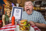 Bernd Schmidt có thể há miệng cực rộng để nuốt chửng cái hamburger.