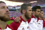 Pique bi tố giơ ''ngón tay thối'' về phía Ramos. (Nguồn: Goal.com)