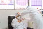 Tiêm vaccine ngừa COVID-19 cho nhân viên y tế tại Sincelejo (Colombia). (Ảnh: AFP/TTXVN)