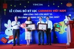 Đại diện kỷ lục gia Guinness trao giấy Chứng nhận xác lập kỷ lục cho đại diện Vincom.