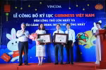 Đại diện kỷ lục gia Guinness trao giấy Chứng nhận xác lập kỷ lục cho đại diện Vincom.